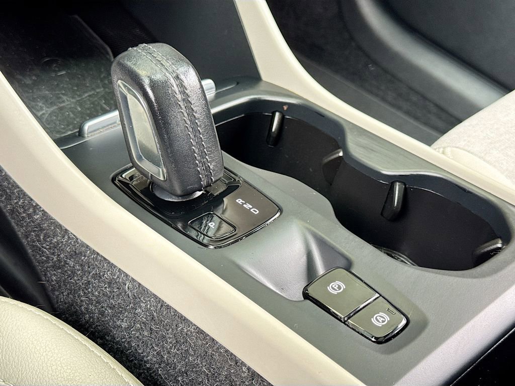 Used 2020 Volvo XC40 T5 Momentum image 15