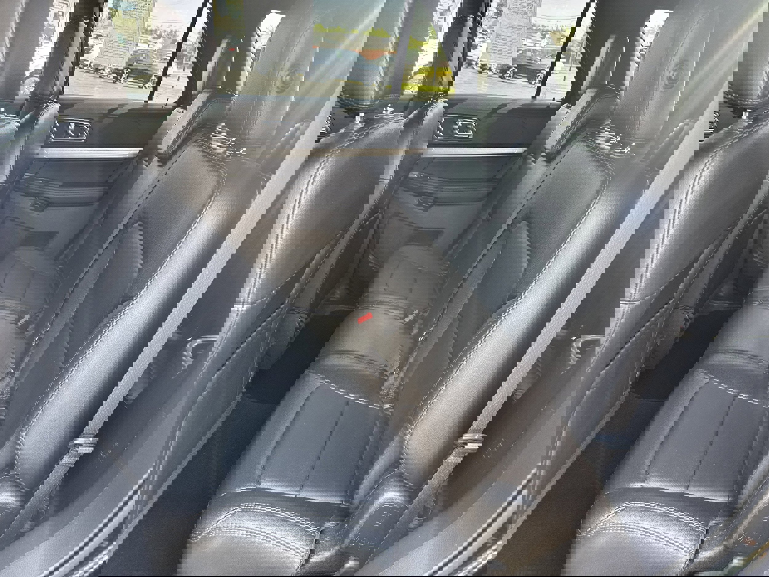 Used 2018 Ford Explorer XLT w/ Equipment Group 202A image 7