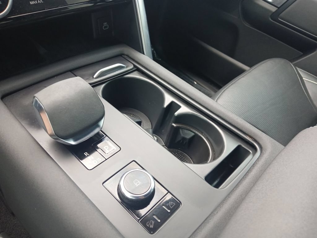 Used 2023 Land Rover Discovery Metropolitan Edition AWD/4WD image 18