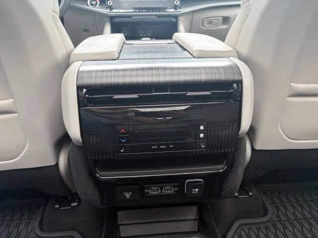 Used 2024 Jeep Wagoneer L Series III w/ Premium Group I AWD/4WD image 13