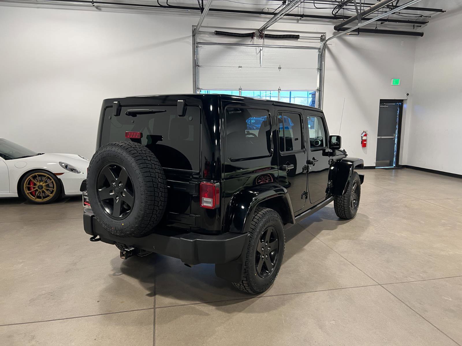 Used 2015 Jeep Wrangler Unlimited Sahara AWD/4WD image 3