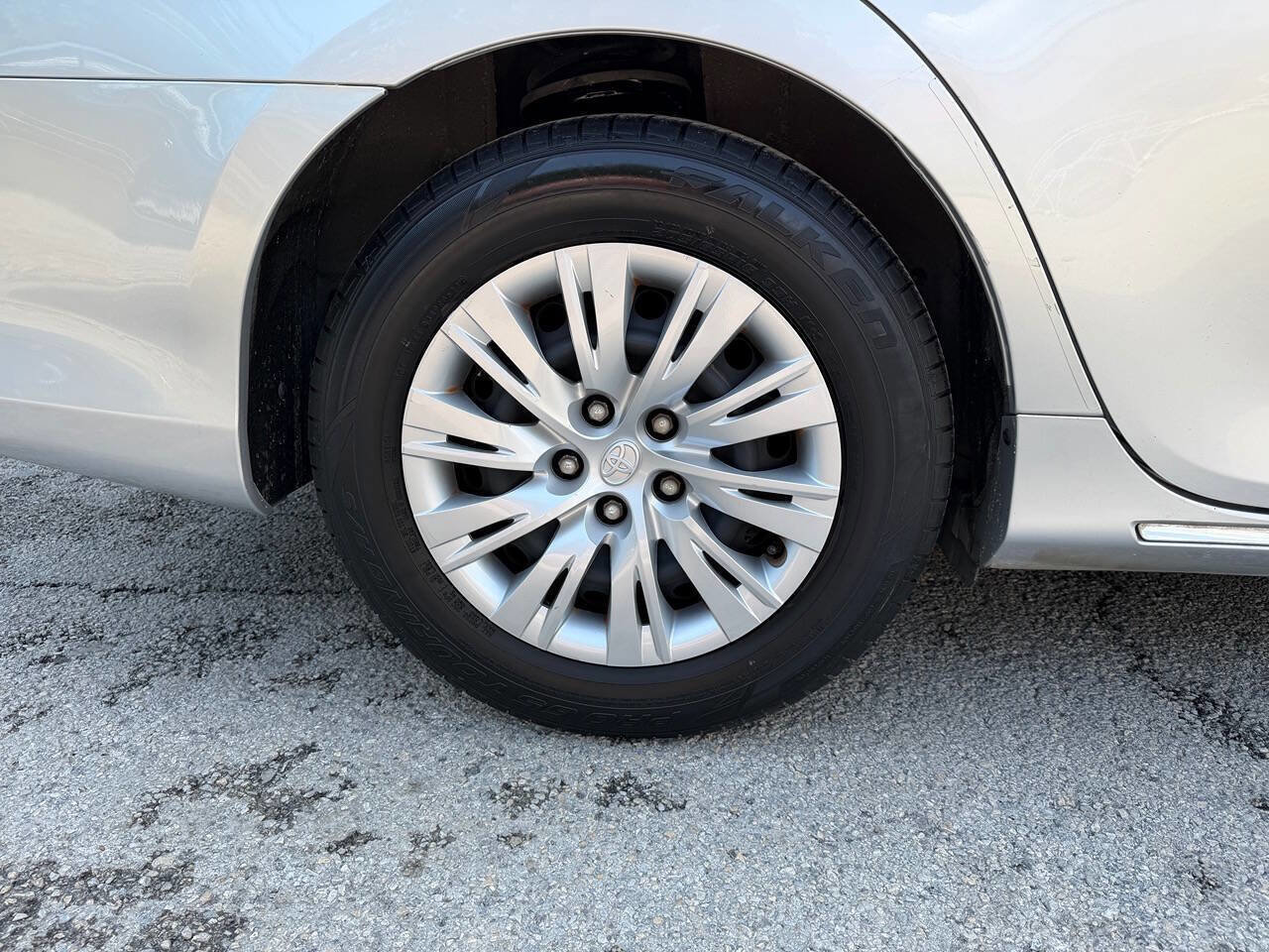 Used 2012 Toyota Camry LE FWD image 32