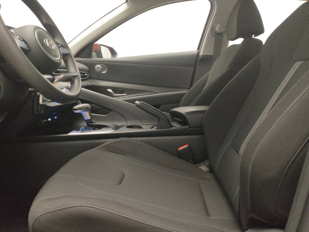 Used 2025 Hyundai Elantra SE FWD image 17