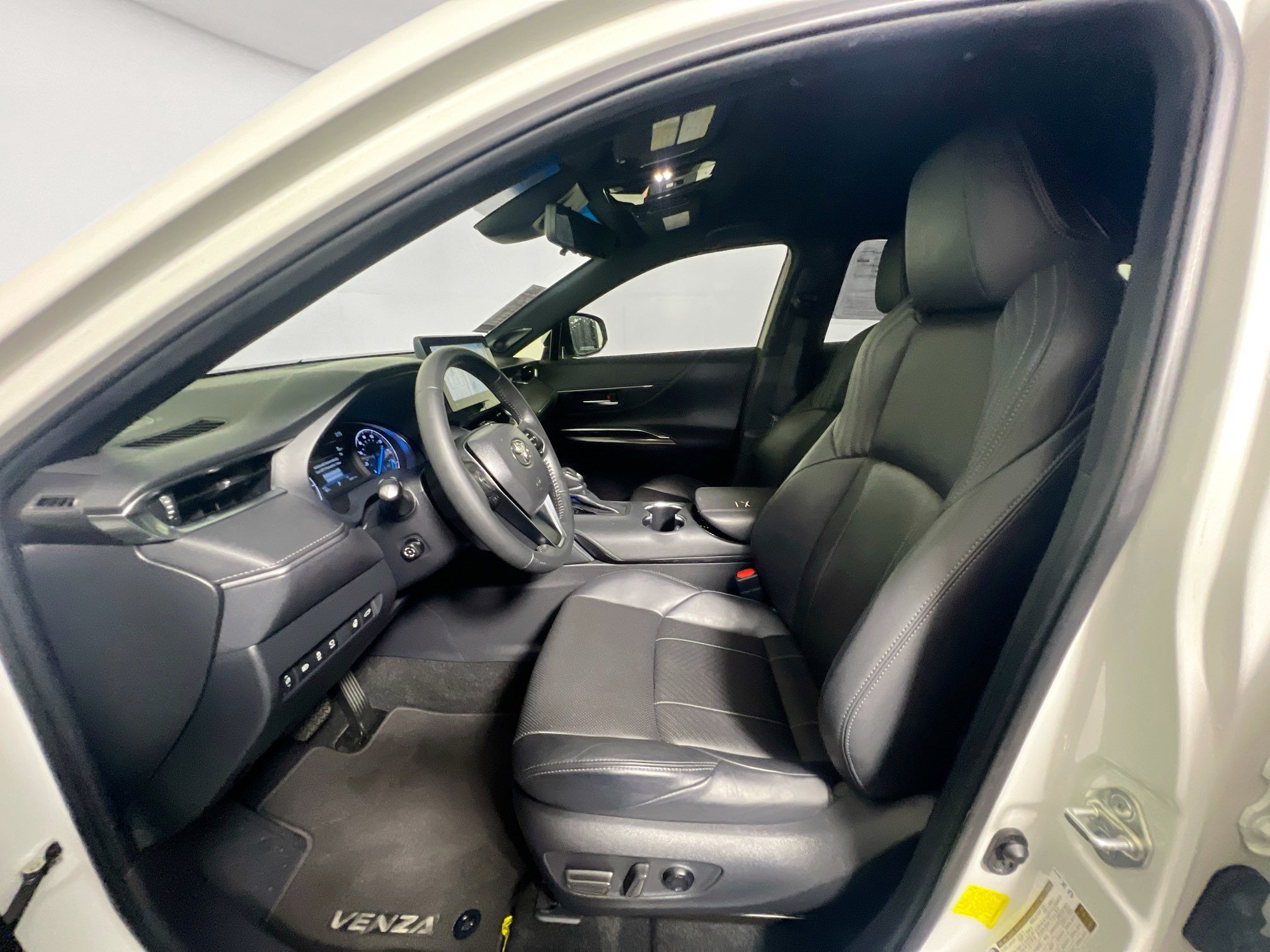 Used 2022 Toyota Venza Limited AWD/4WD image 14