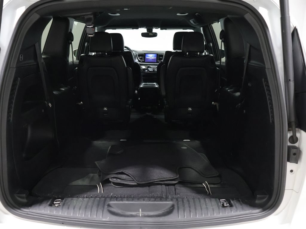 Used 2019 Chrysler Pacifica Touring-L Plus w/ S Appearance Package FWD image 4