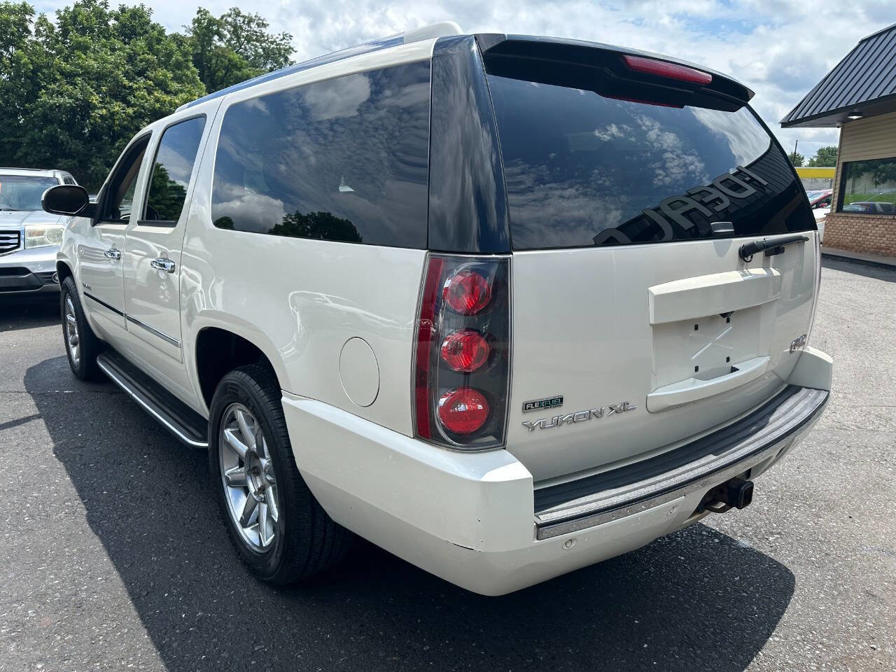 Used 2011 GMC Yukon XL Denali AWD/4WD image 7
