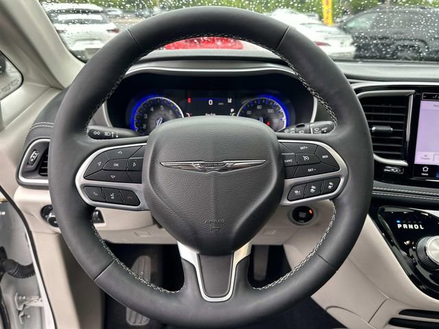Used 2022 Chrysler Pacifica Touring-L AWD/4WD image 28