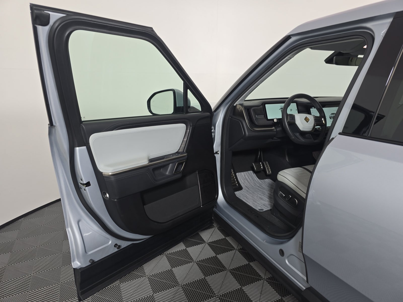Used 2024 Rivian R1T Adventure Dual AWD/4WD image 16