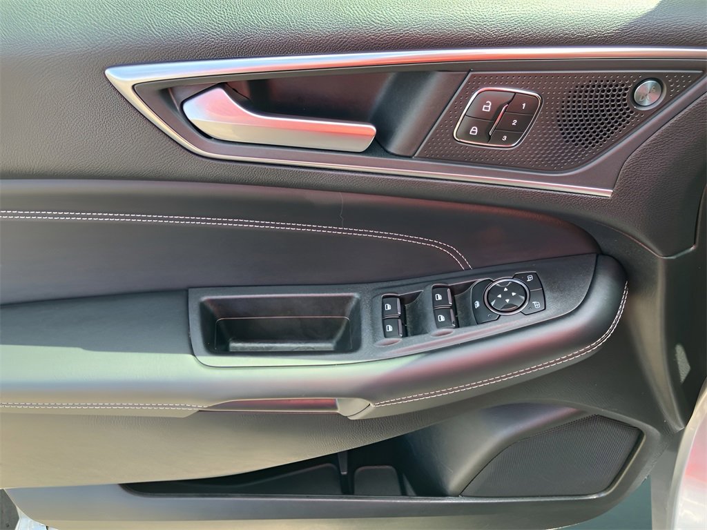 Used 2024 Ford Edge Titanium image 39