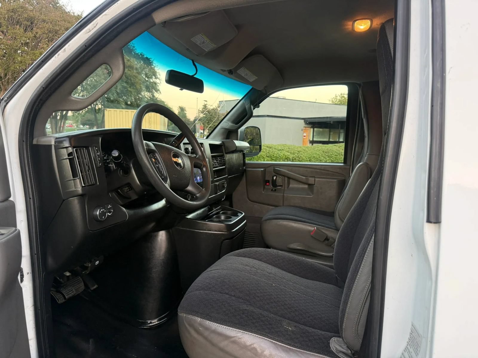 Used 2018 Chevrolet Express 2500 w/ Driver Convenience Package RWD image 10