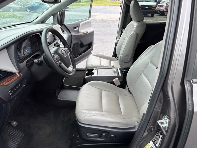 Used 2015 Toyota Sienna Limited Premium w/ Four Season Floor Mat Package AWD/4WD image 15