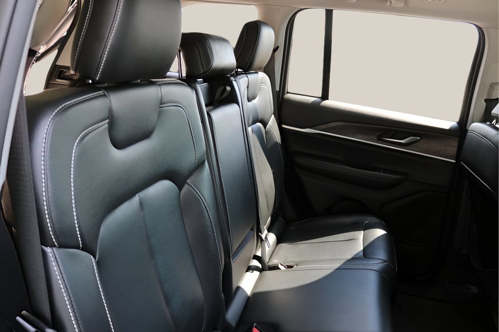 Used 2024 Jeep Grand Cherokee Limited RWD image 18