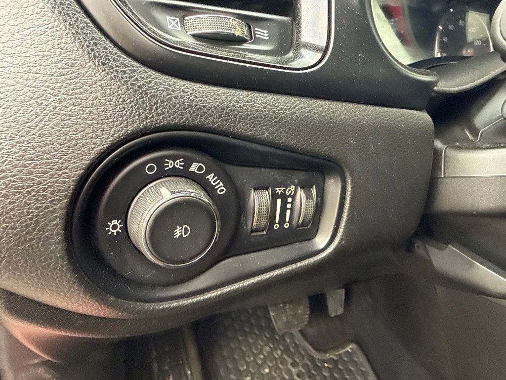 Used 2022 Jeep Renegade Altitude AWD/4WD image 12