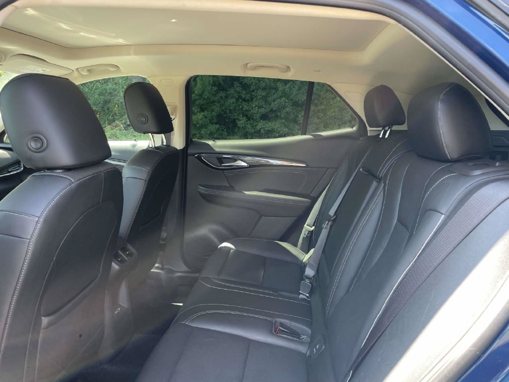 Used 2022 Buick Envision Essence w/ Safety Package FWD image 11