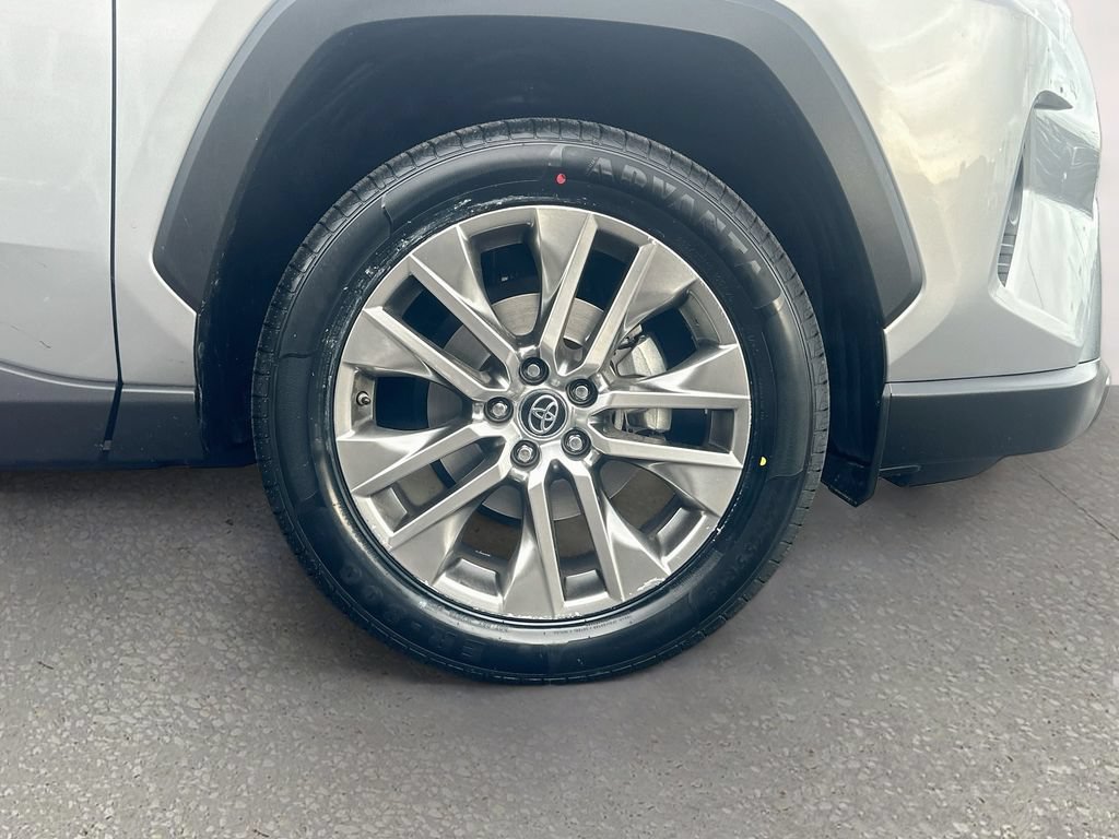 Used 2019 Toyota RAV4 XLE Premium FWD image 30