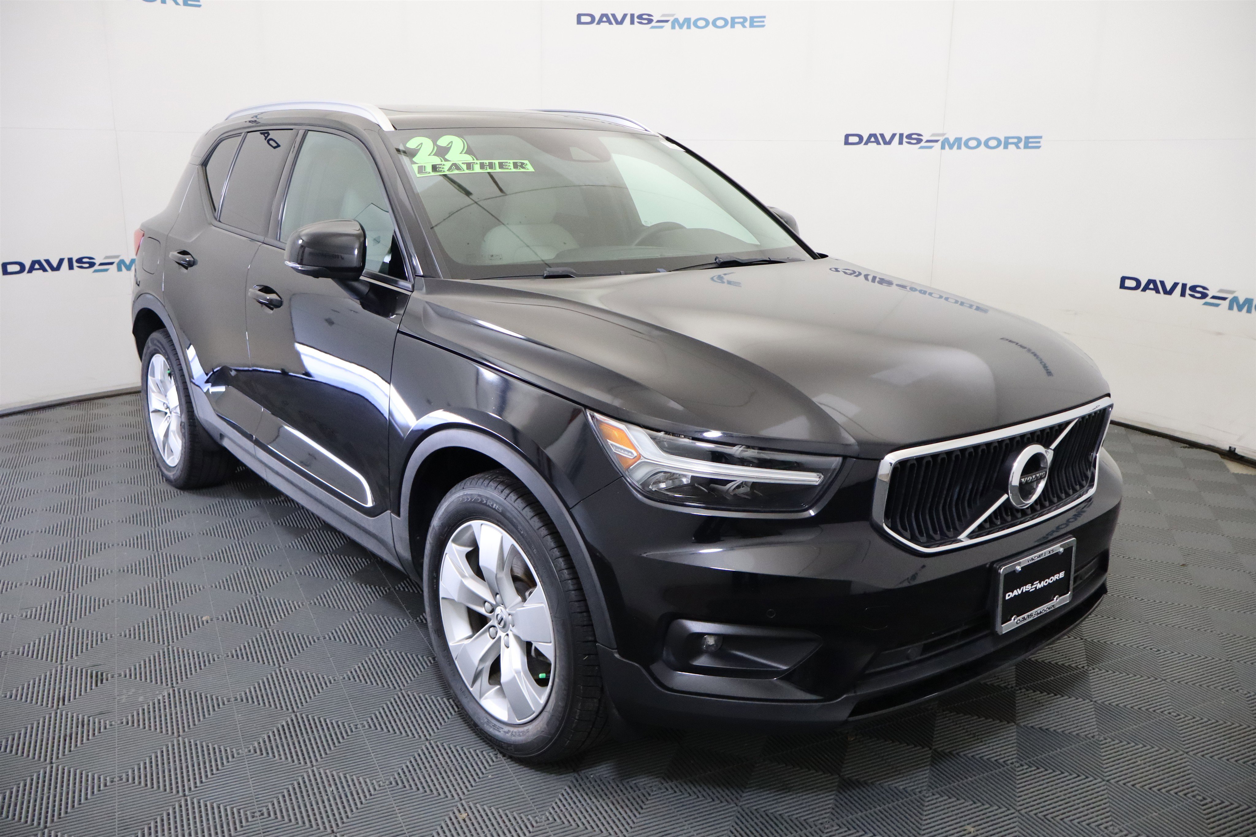 Used 2022 Volvo XC40 T4 Momentum image 3