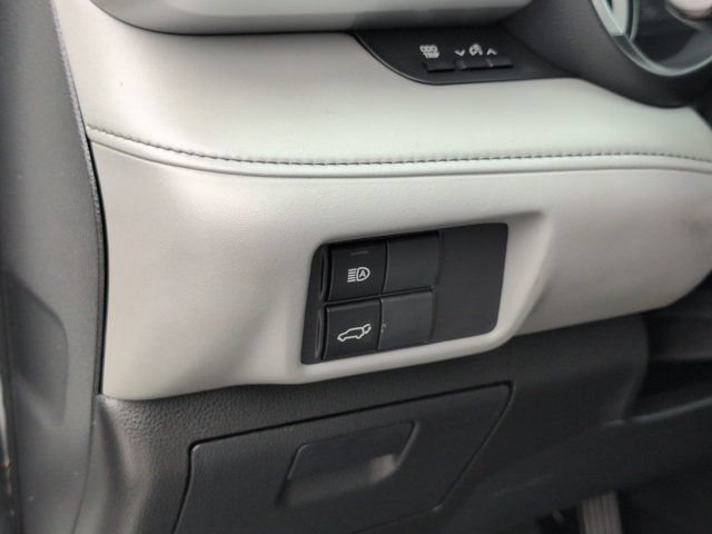 Used 2020 Toyota Highlander XLE AWD/4WD image 25
