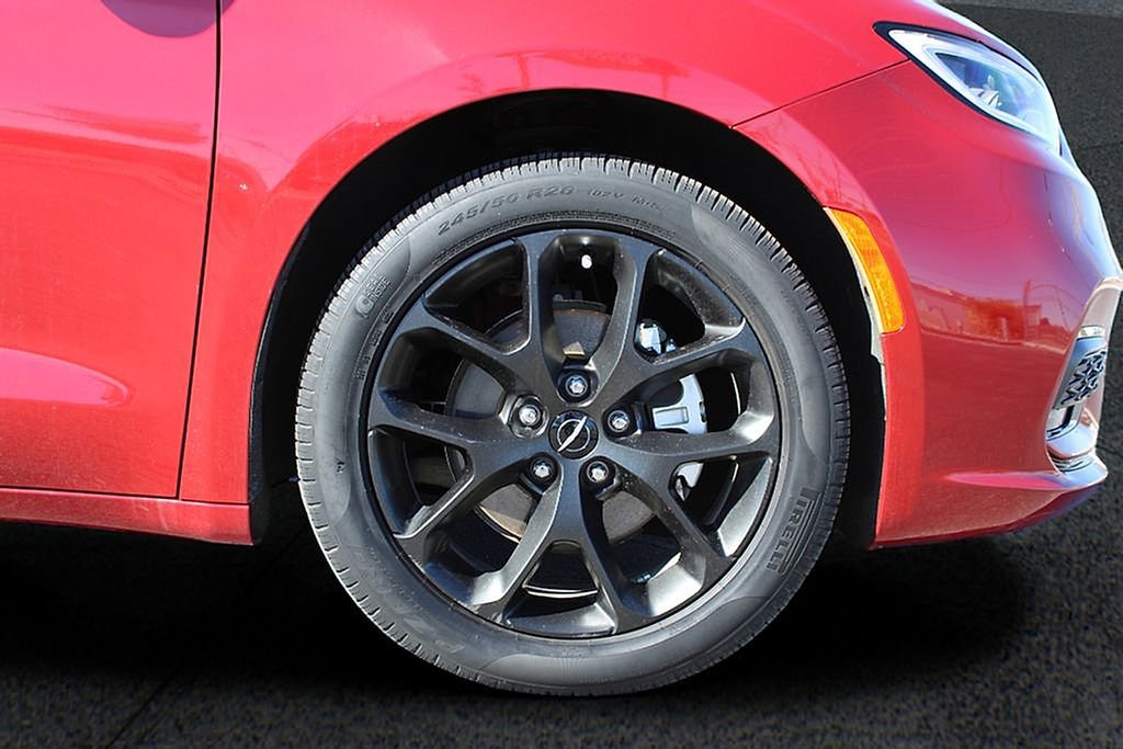 Used 2025 Chrysler Pacifica Limited image 25