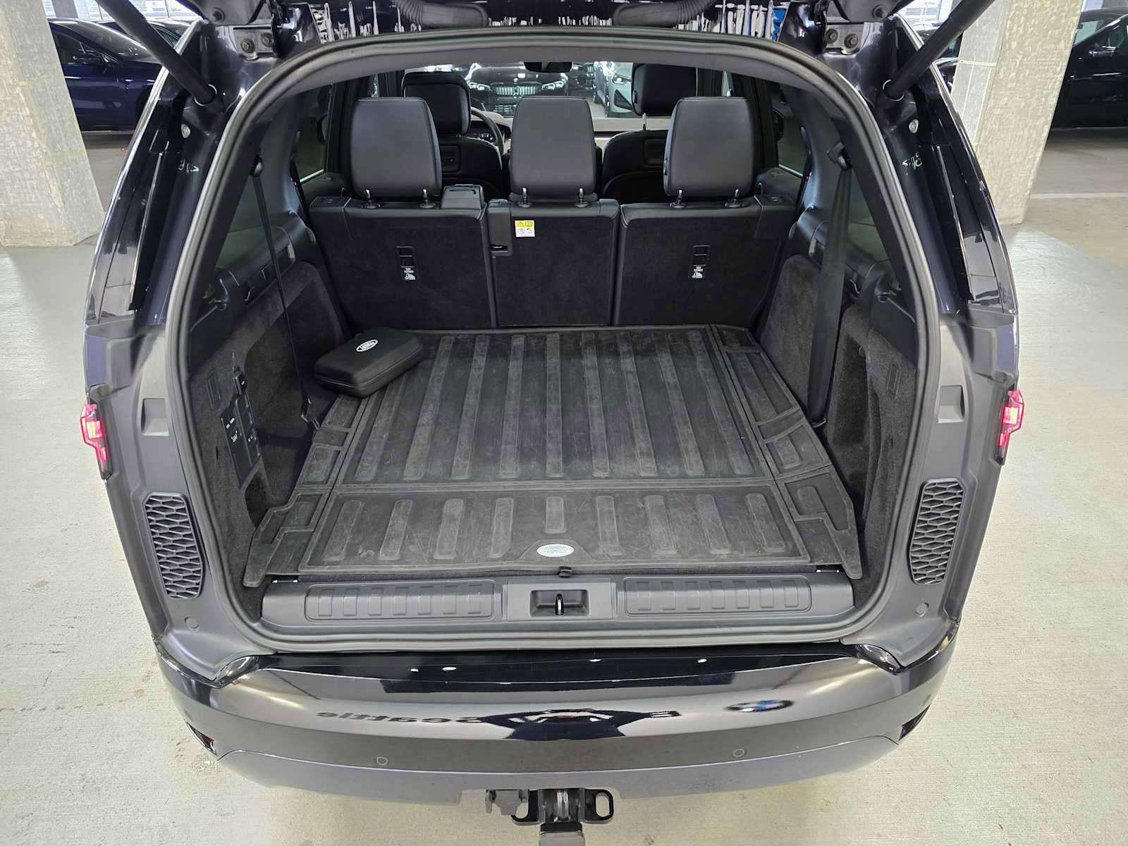 Used 2024 Land Rover Discovery Dynamic SE image 31