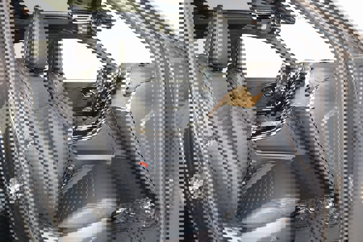 Used 2025 Mercedes-Benz GLC 300 4MATIC SUV image 13