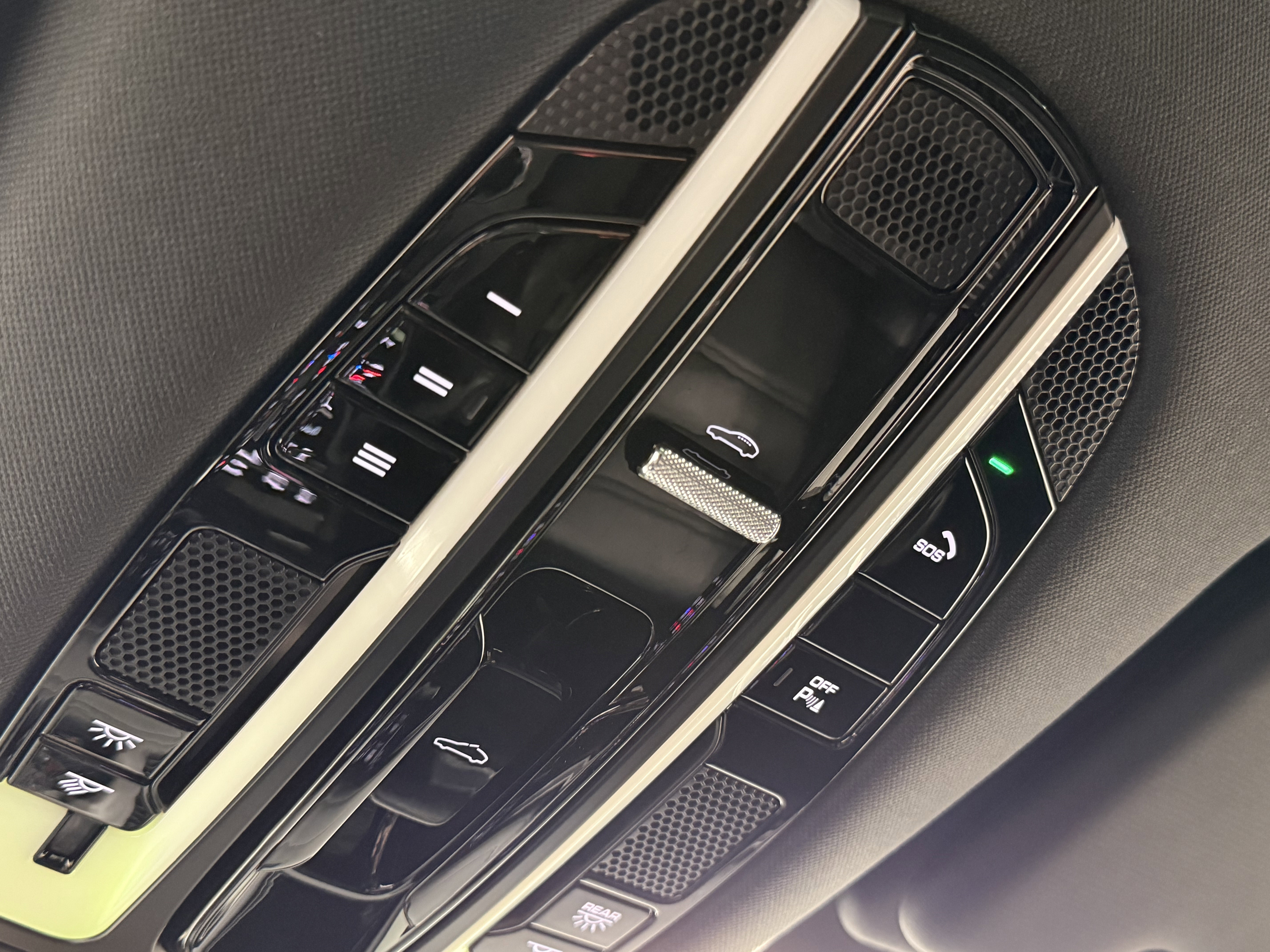 Certified 2022 Porsche Cayenne Platinum Edition image 38