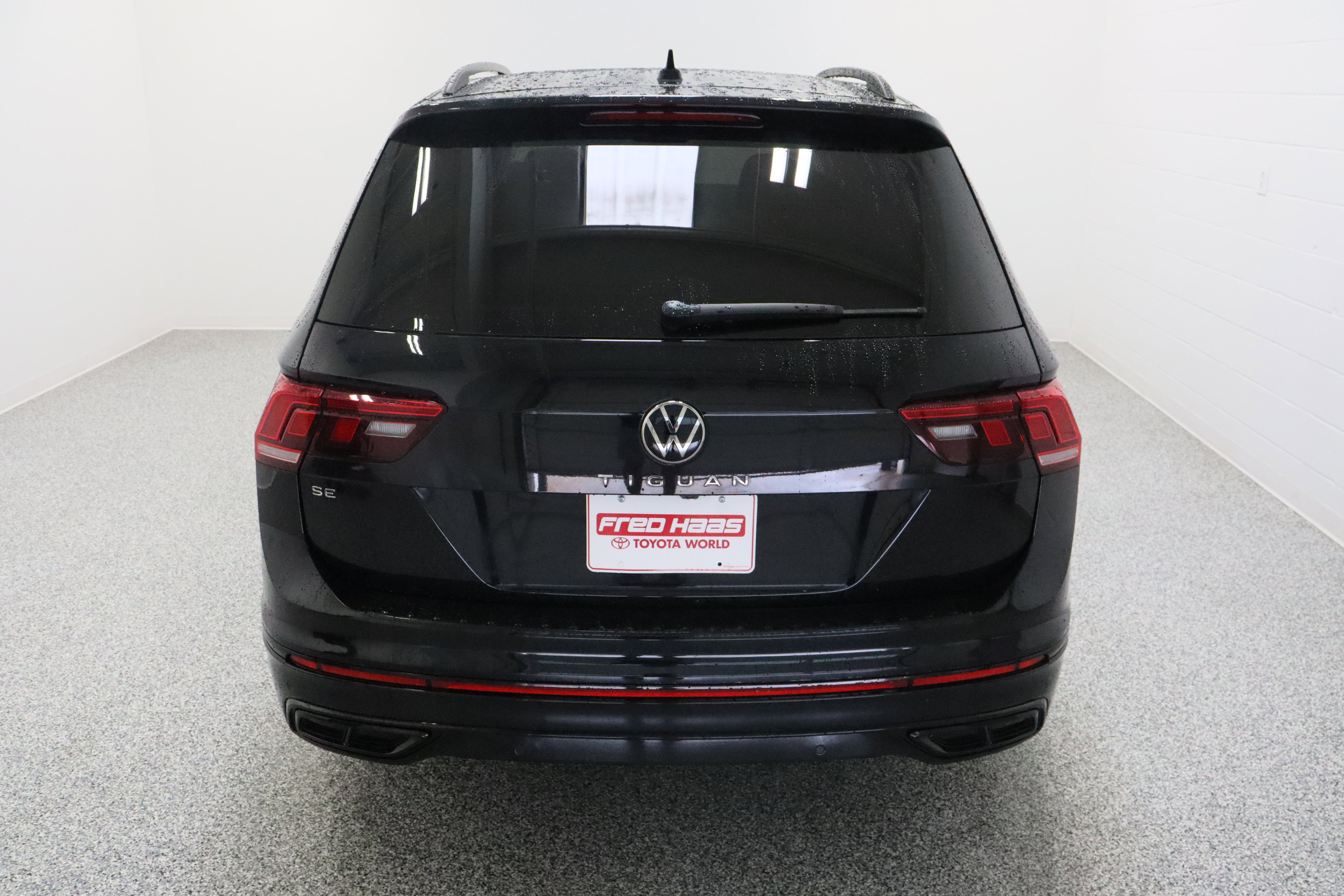 Used 2024 Volkswagen Tiguan SE R-Line FWD image 8