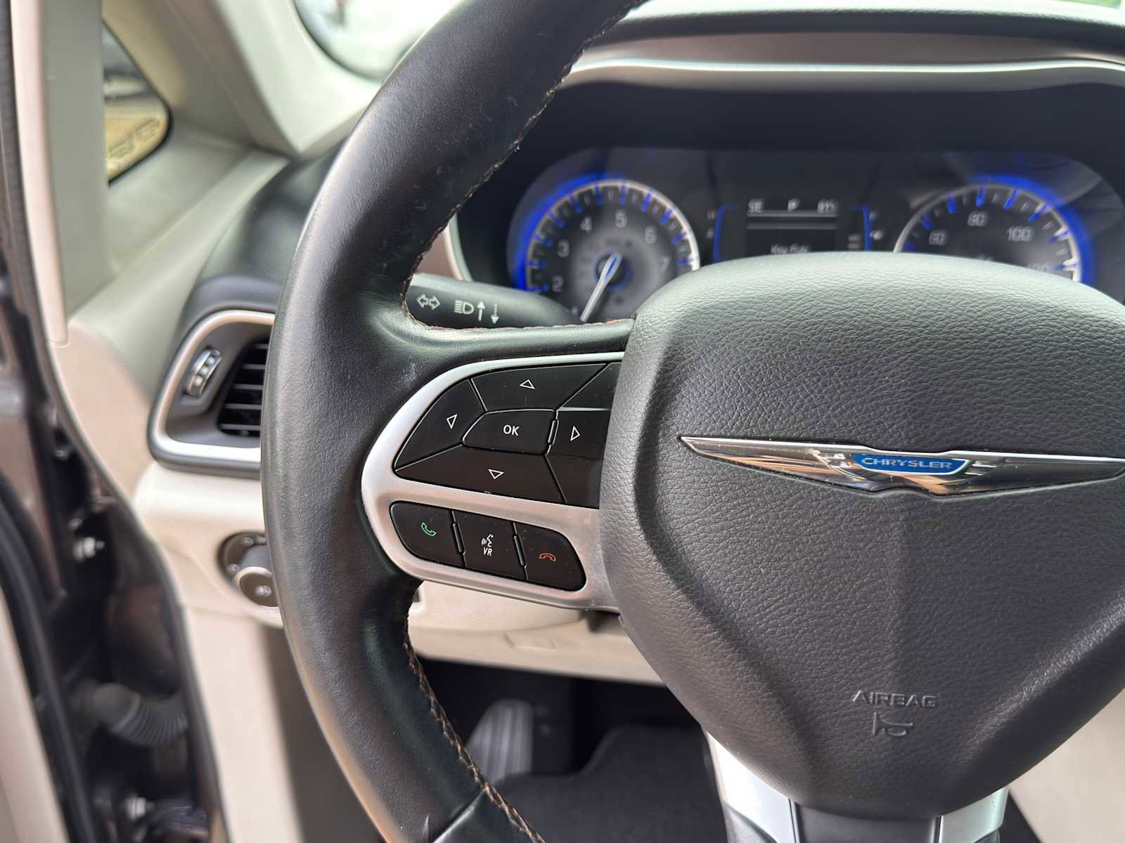 Used 2018 Chrysler Pacifica Touring-L FWD image 18