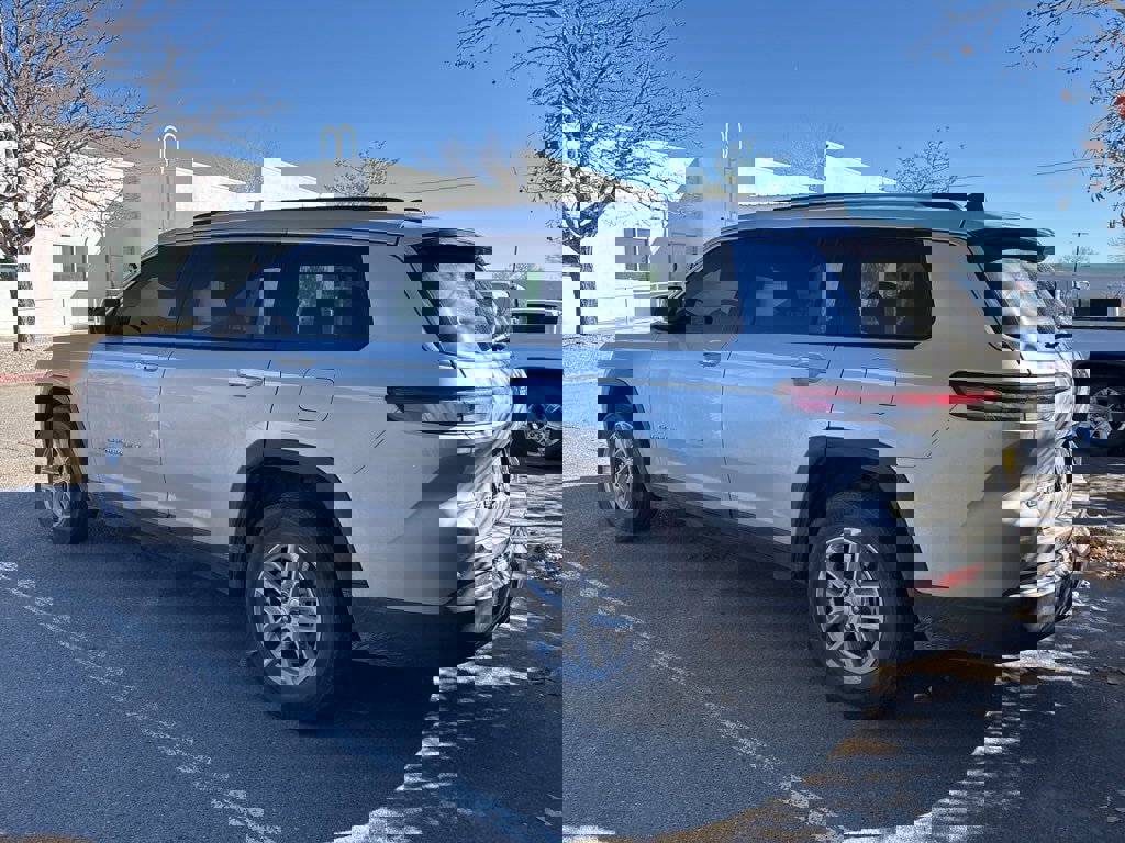 Used 2022 Jeep Grand Cherokee L Laredo w/ Luxury Tech Group I image 5