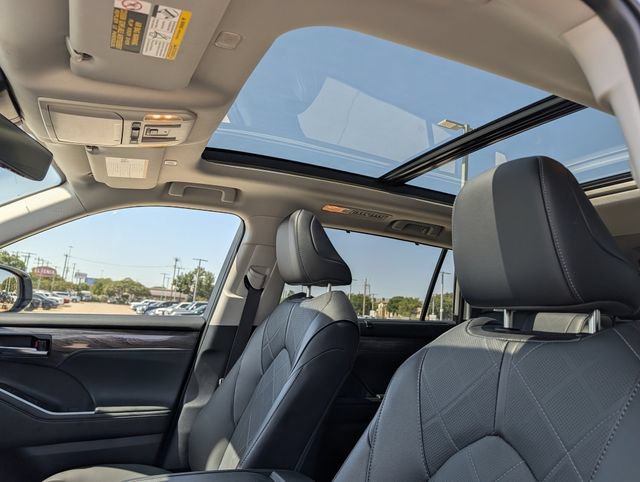 Certified 2025 Toyota Highlander Platinum AWD/4WD image 26