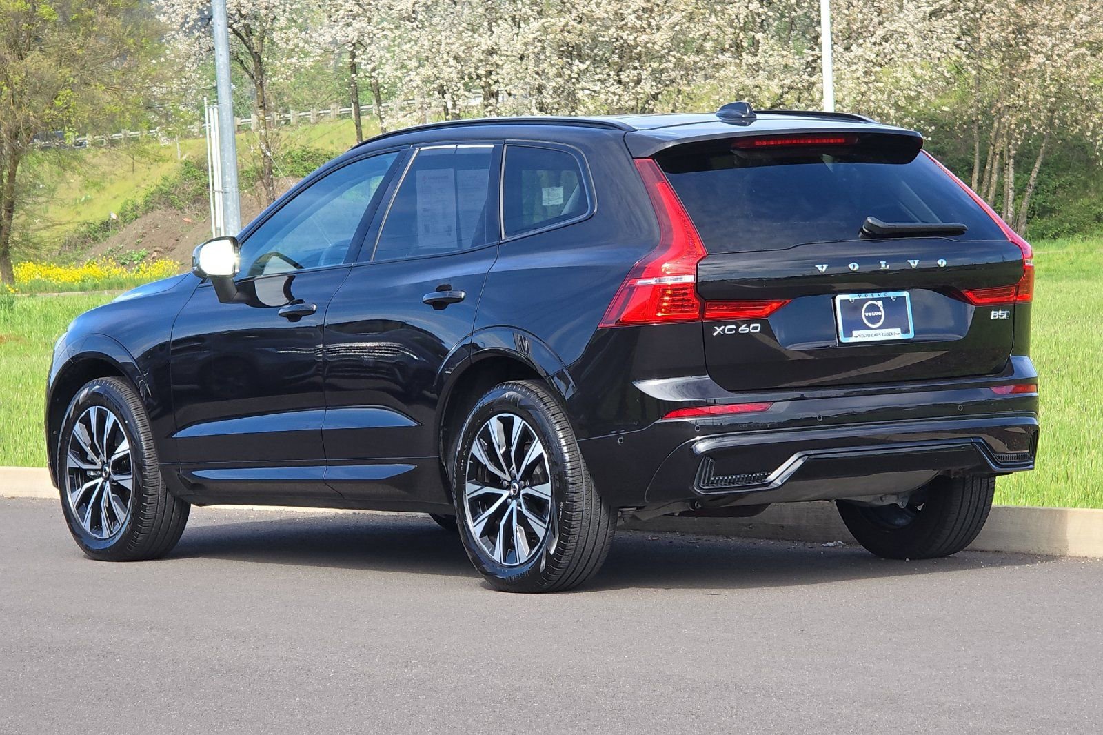 Used 2025 Volvo XC60 B5 Plus image 5