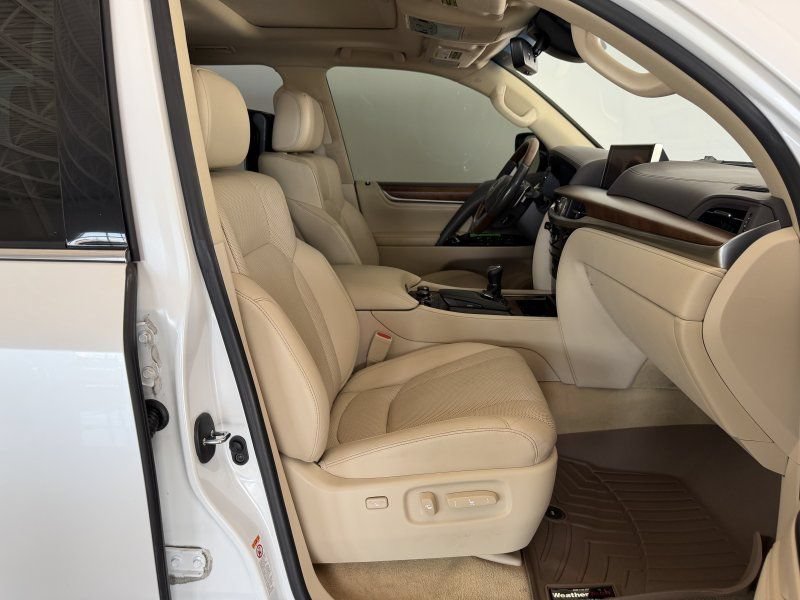 Used 2019 Lexus LX 570 4WD w/ Luxury Package image 22