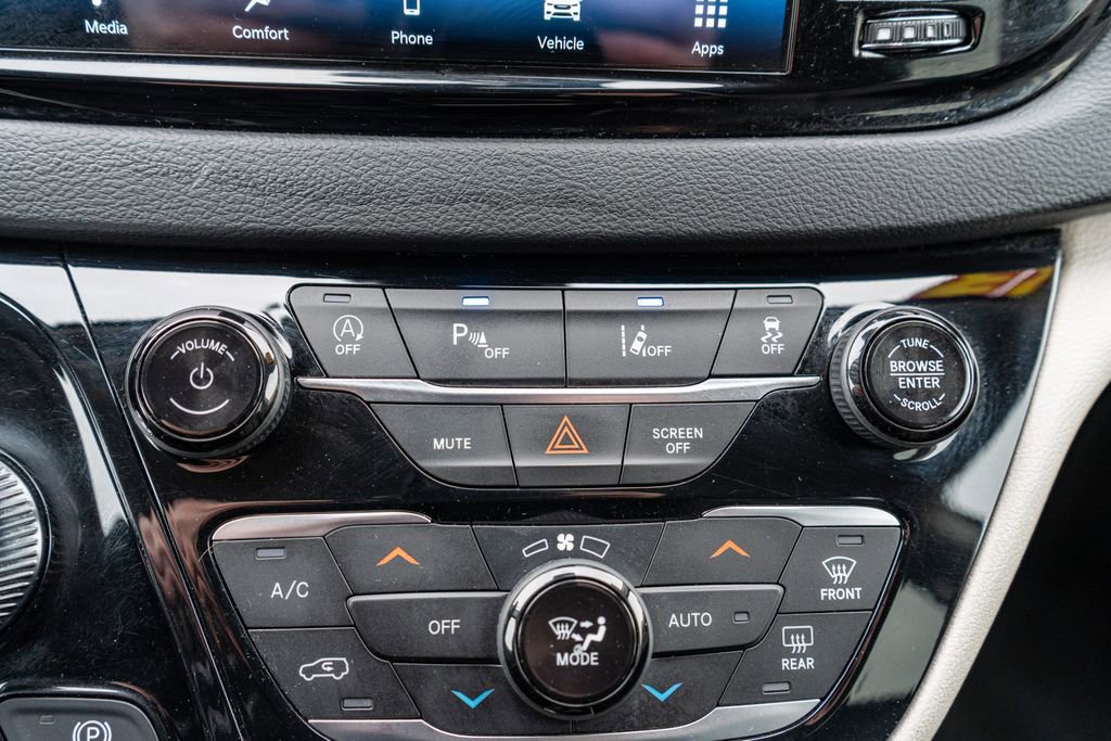 Used 2023 Chrysler Pacifica Touring-L image 42