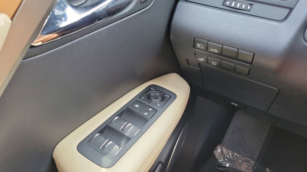 Used 2021 Lexus RX 350L Premium w/ Premium Package image 19