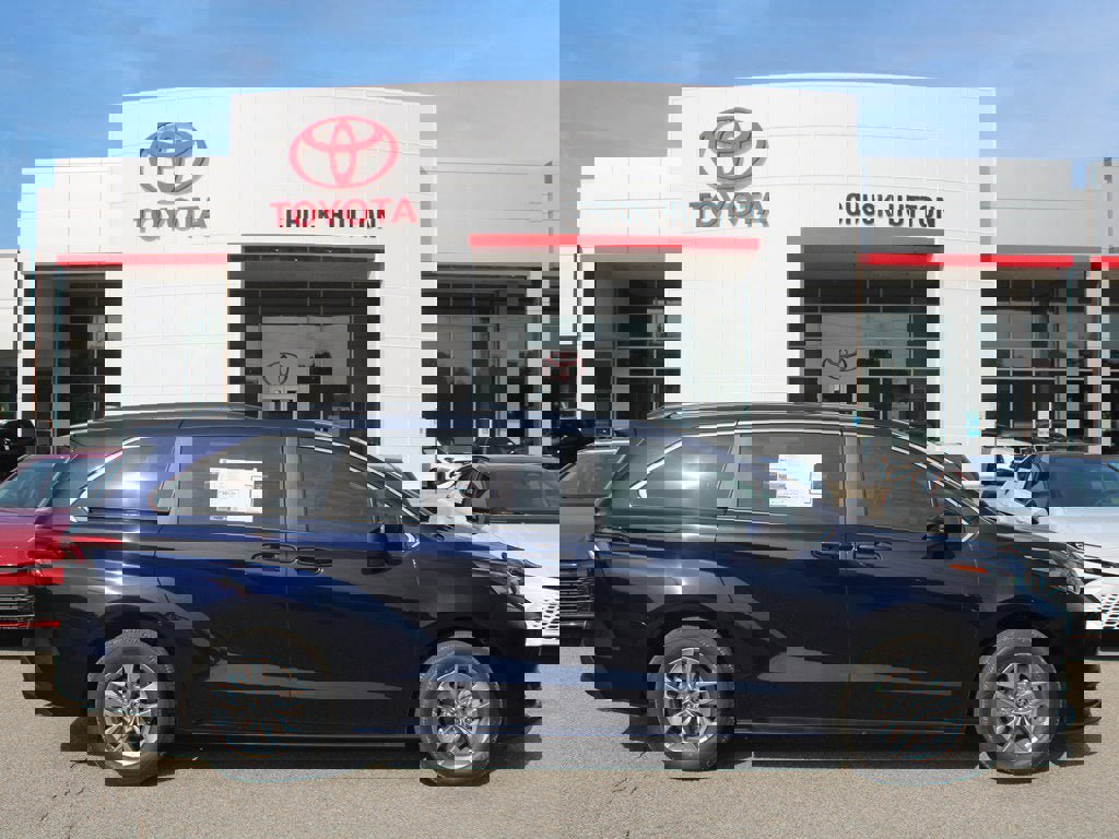 Used 2025 Toyota Sienna LE image 10