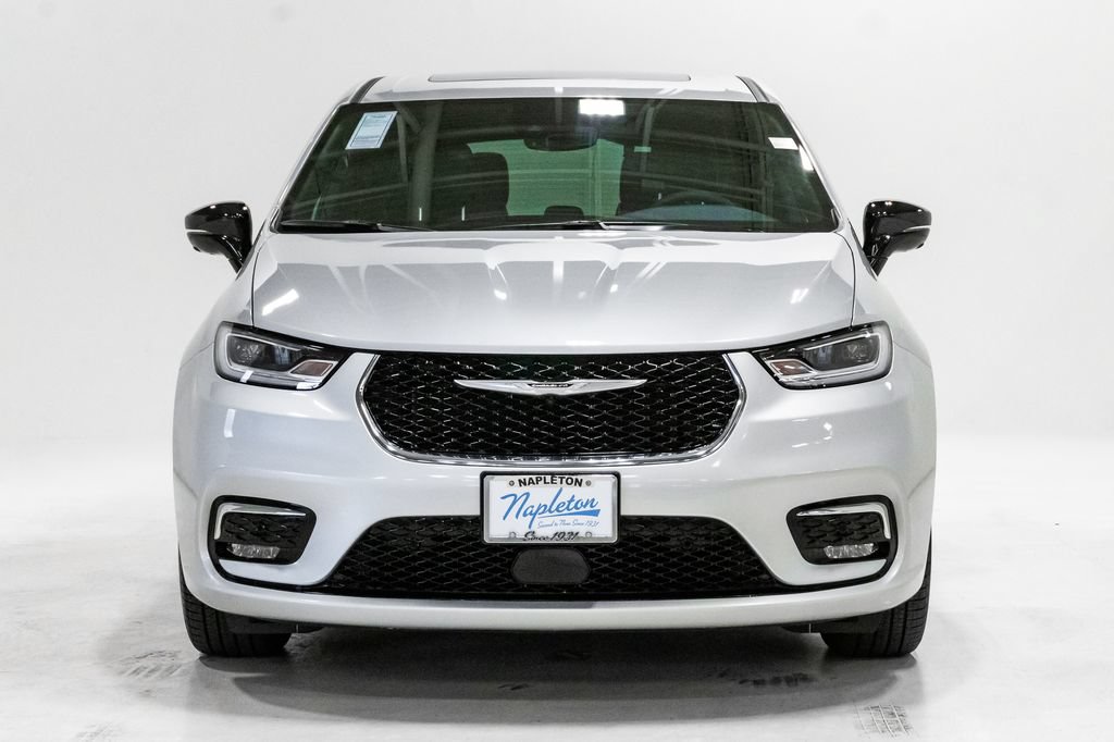 New 2026 Chrysler Pacifica Limited w/ Uconnect Theater Family Group FWD image 5