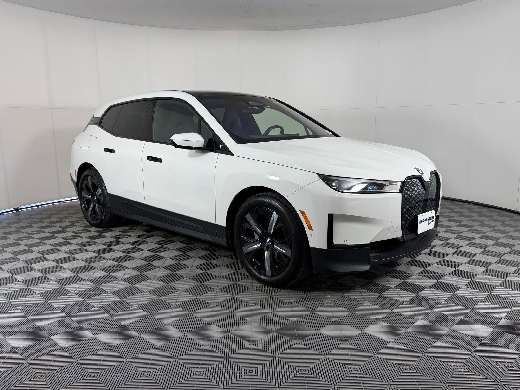 Certified 2022 BMW iX xDrive50 w/ Convenience Package image 7