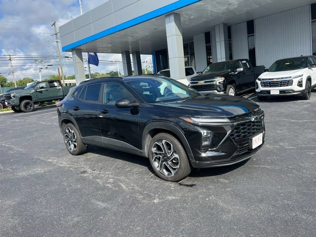 Used 2025 Chevrolet Trax RS w/ Sunroof Package FWD image 2