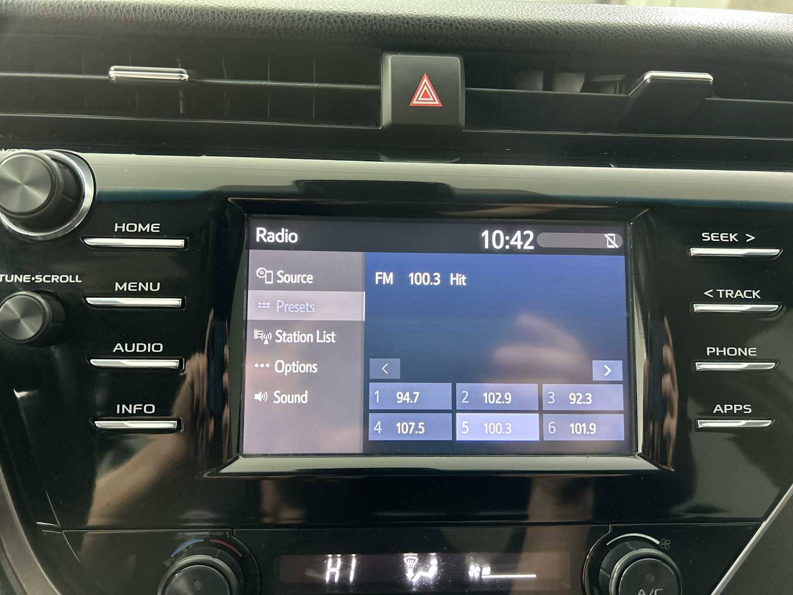 Used 2018 Toyota Camry SE image 12