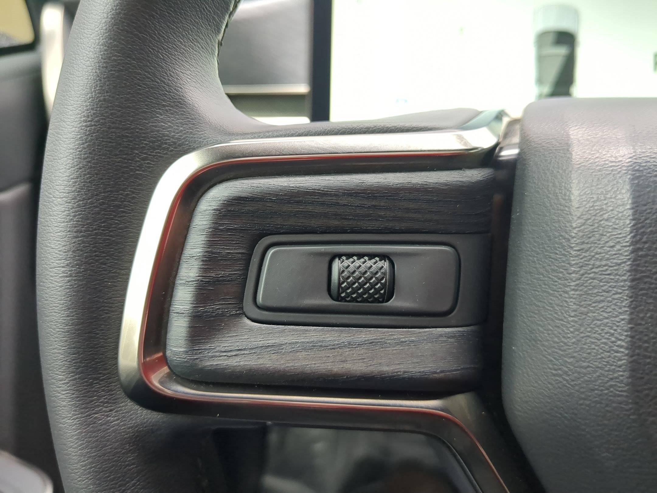 Used 2025 Rivian R1S Adventure Dual AWD/4WD image 17