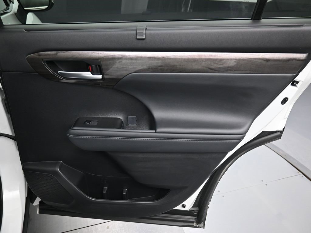 Certified 2025 Toyota Highlander Platinum image 37