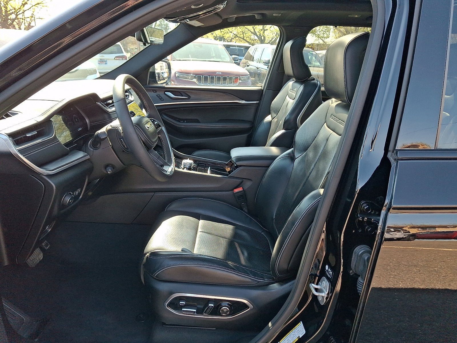 Used 2023 Jeep Grand Cherokee Overland w/ Luxury Tech Group IV AWD/4WD image 13