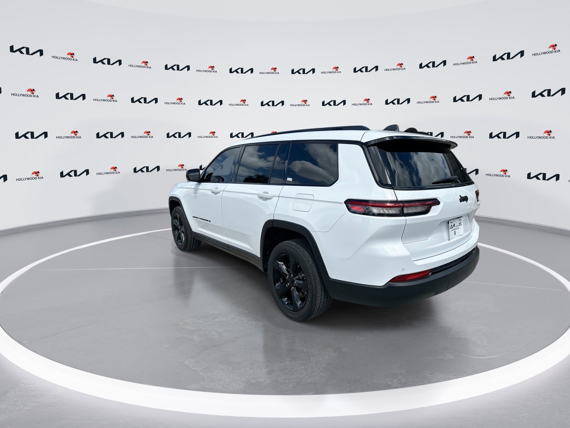 Used 2023 Jeep Grand Cherokee L Laredo RWD image 6