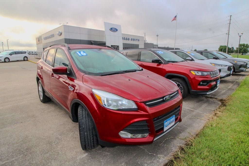 Used 2016 Ford Escape SE w/ SE Leather Comfort Package AWD/4WD image 2