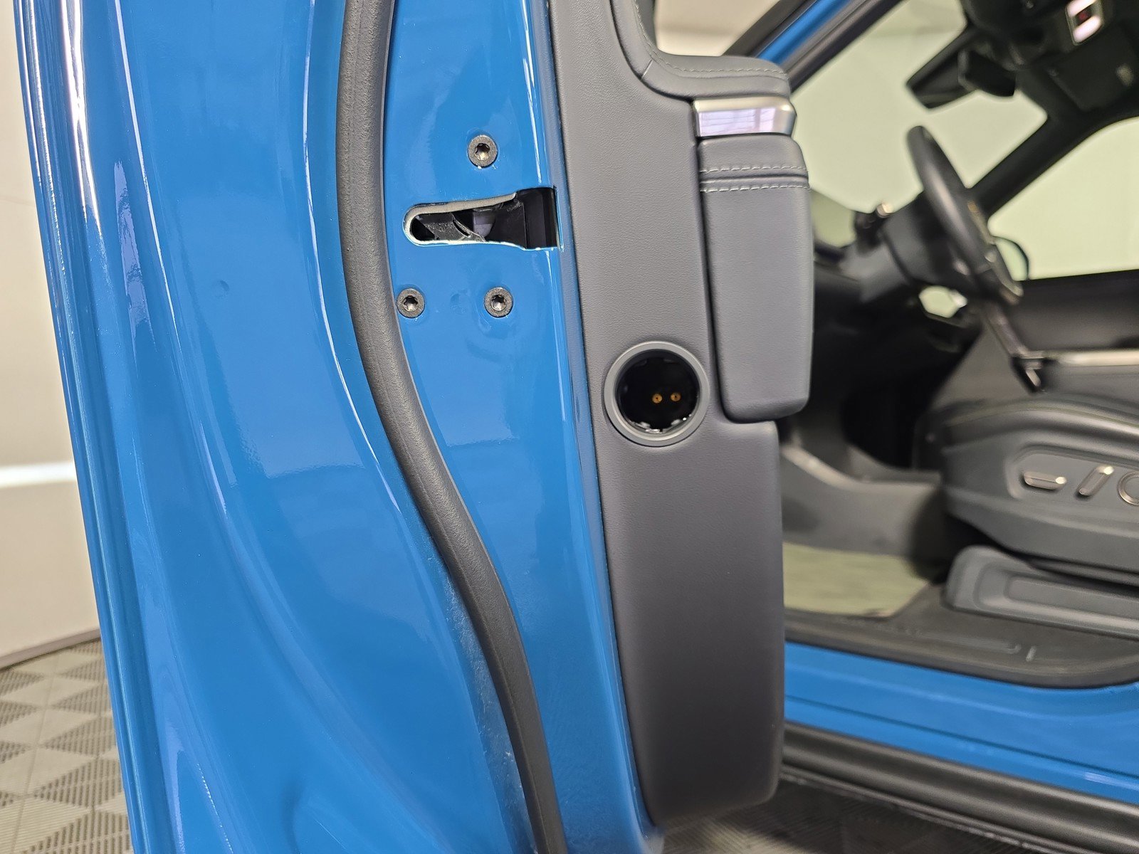 Used 2023 Rivian R1T Adventure image 30