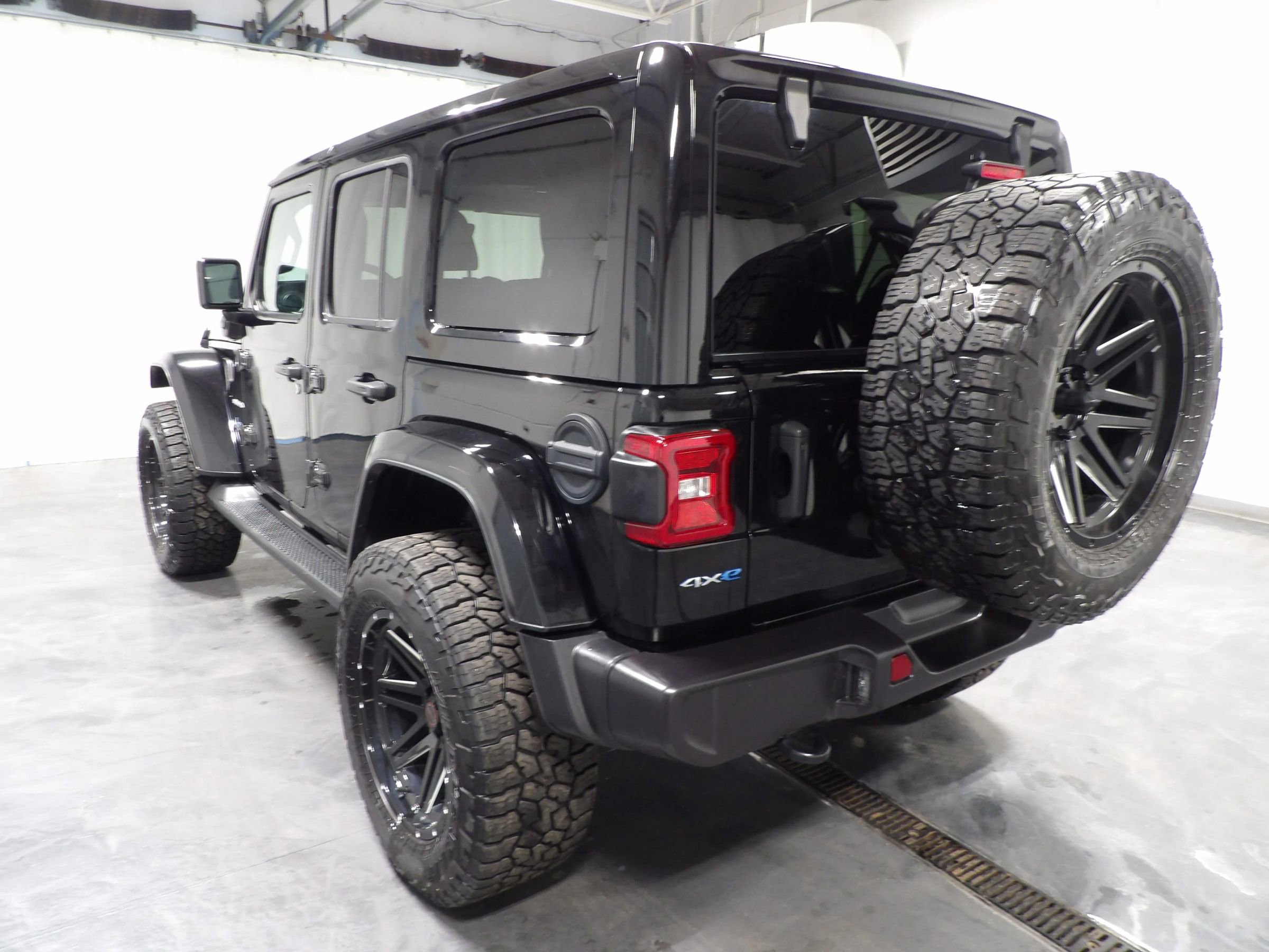 Used 2021 Jeep Wrangler Unlimited Sahara AWD/4WD image 11