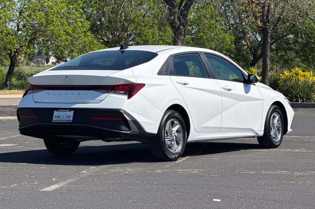 New 2026 Hyundai Elantra SE image 4