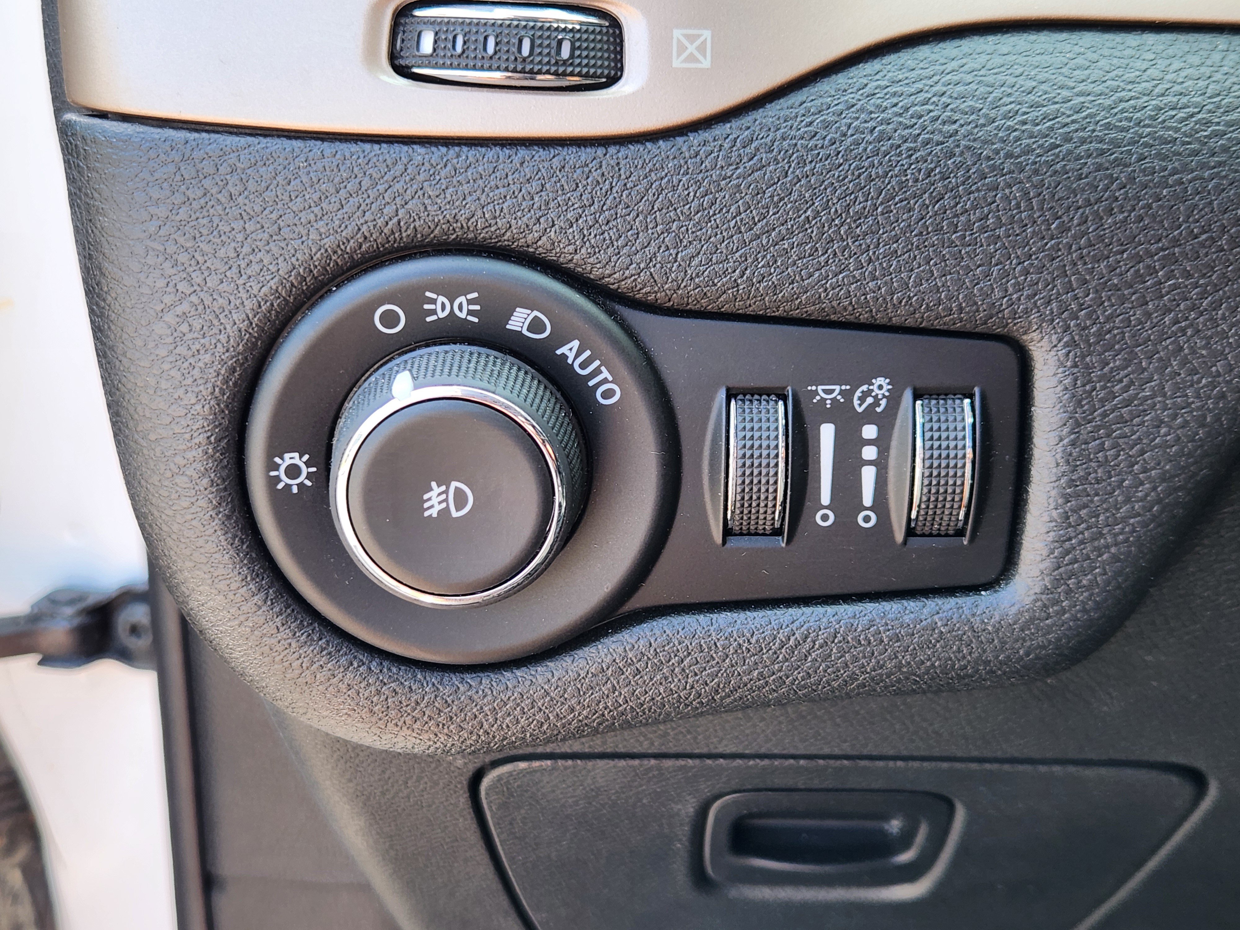 Used 2017 Jeep Cherokee Limited AWD/4WD image 26