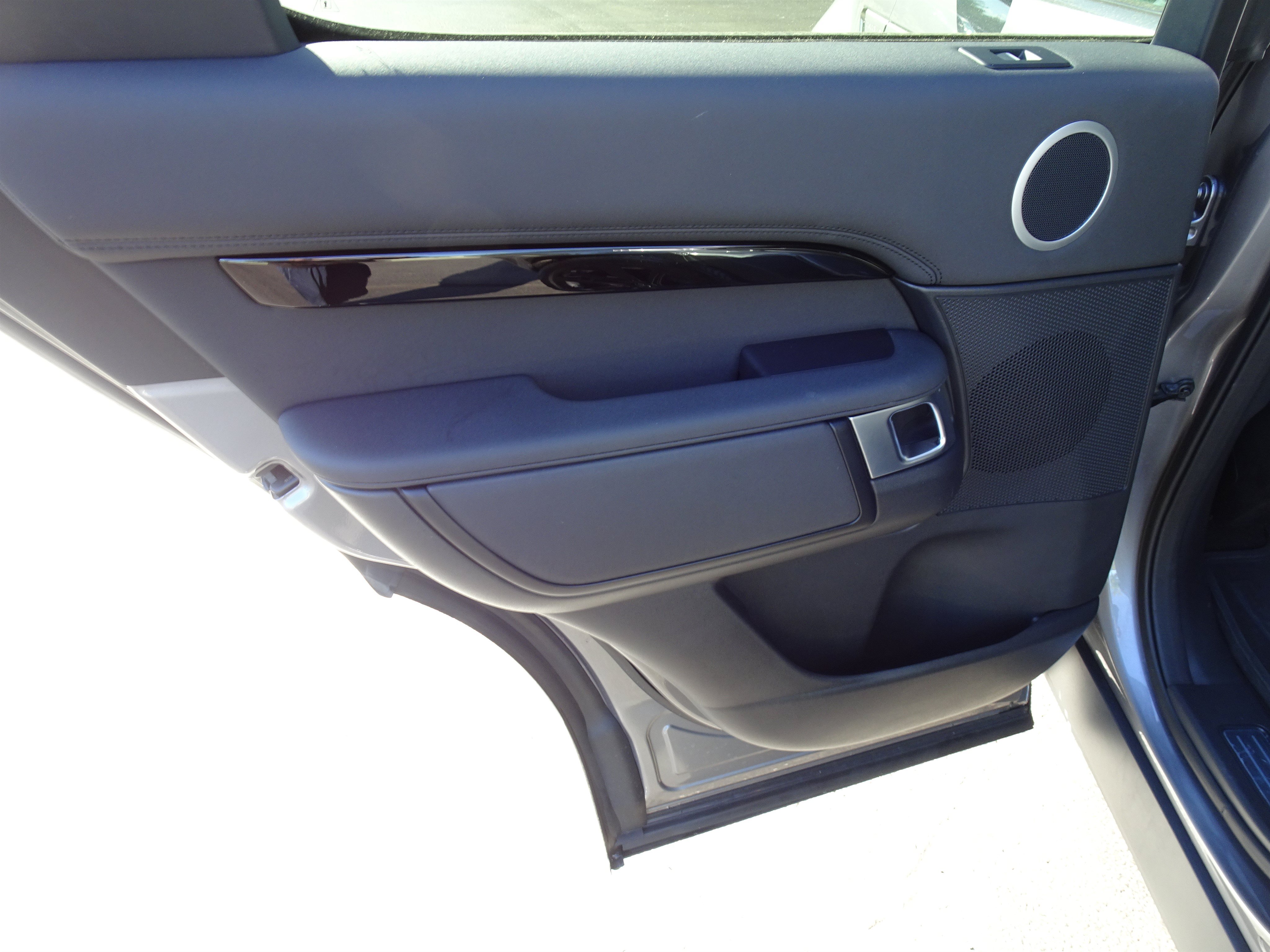Certified 2025 Land Rover Discovery S AWD/4WD image 21