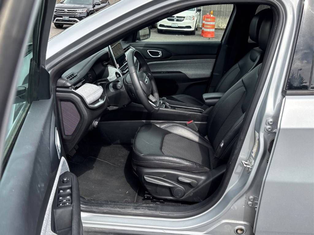Used 2024 Jeep Compass Latitude AWD/4WD image 8