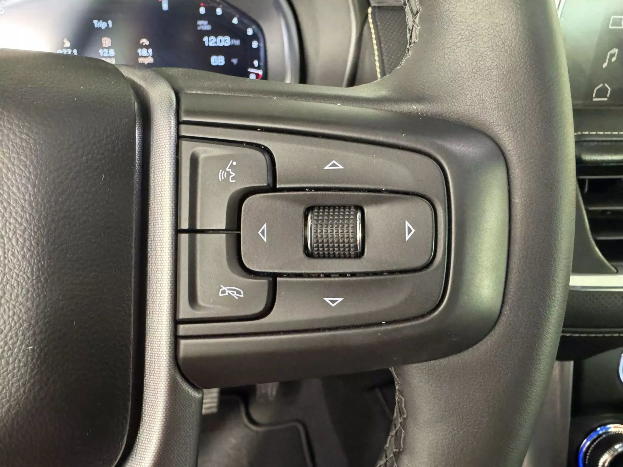 Used 2023 GMC Yukon SLT w/ SLT Luxury Package image 18